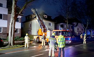 Vom Korb der Drehleiter aus wurde der glimmende Kamin des Mehrfamilienhauses an der Riemekestraße fachgerecht gekehrt. - Ralph Meyer Vom Korb der Drehleiter aus wurde der glimmende Kamin des Mehrfamilienhauses an der Riemekestraße fachgerecht gekehrt. - Ralph Meyer