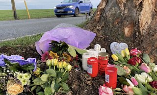 Trauer am Unfallort. Freunde und Verwandte haben Blumen und Kerzen an der Spenger Straße niedergelegt. - Charlotte Mahncke Trauer am Unfallort. Freunde und Verwandte haben Blumen und Kerzen an der Spenger Straße niedergelegt. - Charlotte Mahncke