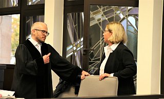 Staatsanwalt Kai Uwe Waschkies und Nebenklagevertreterin Ruth Kanzlsperger besprechen sich beim Prozessauftakt im Paderborner Landgericht. - Rajkumar Mukherjee Staatsanwalt Kai Uwe Waschkies und Nebenklagevertreterin Ruth Kanzlsperger besprechen sich beim Prozessauftakt im Paderborner Landgericht. - Rajkumar Mukherjee