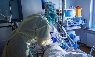 Ein Mitarbeiter richtet bei einer an Covid-19 erkrankten Patientin auf einer Intensivstation die Beatmungsmaske. - Symbolfoto: picture alliance Ein Mitarbeiter richtet bei einer an Covid-19 erkrankten Patientin auf einer Intensivstation die Beatmungsmaske. - Symbolfoto: picture alliance