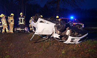 Der zerstörte VW Golf bleibt auf dem Dach liegen. Einsatzkräfte der Feuerwehr Delbrück retten den schwer verletzten Fahrer aus dem Wrack. - Ralph Meyer Der zerstörte VW Golf bleibt auf dem Dach liegen. Einsatzkräfte der Feuerwehr Delbrück retten den schwer verletzten Fahrer aus dem Wrack. - Ralph Meyer