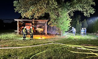 Die Einsatzkräfte waren rund zwei Stunden damit beschäftigt, das Feuer im Gütersloher Ortsteil Spexard zu löschen. - Thorsten Heß Die Einsatzkräfte waren rund zwei Stunden damit beschäftigt, das Feuer im Gütersloher Ortsteil Spexard zu löschen. - Thorsten Heß