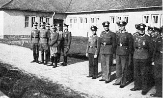 Dieses undatierte Foto zeigt einen Appell vor dem Hauptgebäude der Muna Espelkamp, heute Teil des Ludwig-Steil-Hofes. - Stadtarchiv Espelkamp Dieses undatierte Foto zeigt einen Appell vor dem Hauptgebäude der Muna Espelkamp, heute Teil des Ludwig-Steil-Hofes. - Stadtarchiv Espelkamp