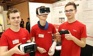 Fabian Michlik (15, v. l.) Nick Harry Wulf (14) mit der VR-Brille und Timo Brandt (16) sind Schüler am Gymnasium Schloß Neuhaus. - Mareike Gröneweg Fabian Michlik (15, v. l.) Nick Harry Wulf (14) mit der VR-Brille und Timo Brandt (16) sind Schüler am Gymnasium Schloß Neuhaus. - Mareike Gröneweg