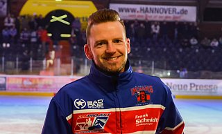 Offizielles Eishockey-Outfit statt Fußballtrikot: Durch den Aufdruck auf der Sportjacke ist der gebürtige Bünder Frank Schmidt leicht als Fanbeauftragter der Hannover Indians zu erkennen. - TKH Photography Offizielles Eishockey-Outfit statt Fußballtrikot: Durch den Aufdruck auf der Sportjacke ist der gebürtige Bünder Frank Schmidt leicht als Fanbeauftragter der Hannover Indians zu erkennen. - TKH Photography