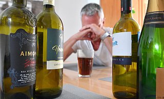 Ein ehemaliger Alkoholiker teilt seine Erfahrungen, um anderen Betroffenen zu helfen und warnt vor den Gefahren der Co-Abhängigkeit. | Symbolbild - picture alliance / SvenSimon Ein ehemaliger Alkoholiker teilt seine Erfahrungen, um anderen Betroffenen zu helfen und warnt vor den Gefahren der Co-Abhängigkeit. | Symbolbild - picture alliance / SvenSimon