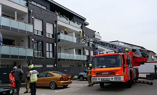 Auf dem Balkon im zweiten Obergeschoss standen Balkonmöbel in Flammen. Unterstützt von Nachbarn löschte die Feuerwehr Paderborn das Mobiliar. - Ralph Meyer Auf dem Balkon im zweiten Obergeschoss standen Balkonmöbel in Flammen. Unterstützt von Nachbarn löschte die Feuerwehr Paderborn das Mobiliar. - Ralph Meyer