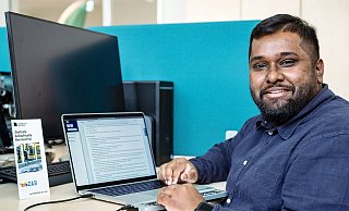 Der erblindete Sanjayan Arulanantham (24) ist der erste Jura-Studierende mit Beeinträchtigung, der die neue, an der Uni Bielefeld entwickelte, barrierefreie Prüfung abgelegt hat. Geholfen hat ihm eine spezielle digitale Gesetzessammlung. - Barbara Franke Der erblindete Sanjayan Arulanantham (24) ist der erste Jura-Studierende mit Beeinträchtigung, der die neue, an der Uni Bielefeld entwickelte, barrierefreie Prüfung abgelegt hat. Geholfen hat ihm eine spezielle digitale Gesetzessammlung. - Barbara Franke