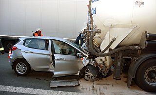 Ungebremst und mit voller Wucht raste die 38-jährige unter einen Silolastzug. - Jürgen Schade Ungebremst und mit voller Wucht raste die 38-jährige unter einen Silolastzug. - Jürgen Schade