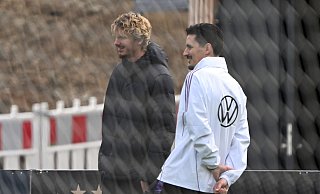 Nur Zuschauer beim Training: Nick Woltemade mit Co-Trainer Benjamin Hübner (r). - Federico Gambarini/dpa Nur Zuschauer beim Training: Nick Woltemade mit Co-Trainer Benjamin Hübner (r). - Federico Gambarini/dpa