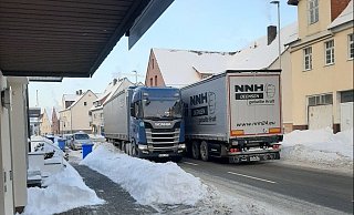 Auf der B 241 in Dalhausen knubbelt sich der Verkehr. - Britta Waldeyer Auf der B 241 in Dalhausen knubbelt sich der Verkehr. - Britta Waldeyer