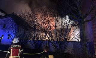 140 Einsatzkräfte bekämpfen das Feuer beim Großbrand in Erwitzen. - Feuerwehr 140 Einsatzkräfte bekämpfen das Feuer beim Großbrand in Erwitzen. - Feuerwehr