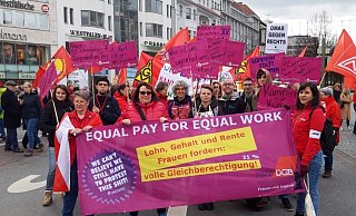 Der Jahnplatz am Samstagabend in Frauenhand. - DGB Der Jahnplatz am Samstagabend in Frauenhand. - DGB