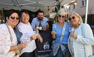 Am Weinstand der Kellerei Jakob Gerhardt Nierstein genießen den Rebensaft die Bürenerinnen (v. l.) Vera Pätzhold, Gerdi Bischof, Petra Salmen und Gerda Remm. Das Wetter sorgt zusätzlich für beste Stimmung. - Johannes Büttner Am Weinstand der Kellerei Jakob Gerhardt Nierstein genießen den Rebensaft die Bürenerinnen (v. l.) Vera Pätzhold, Gerdi Bischof, Petra Salmen und Gerda Remm. Das Wetter sorgt zusätzlich für beste Stimmung. - Johannes Büttner