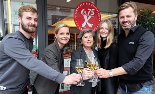 Drei Generationen stoßen auf das 75. Jubiläum an: (v. li.): Clemens (26), Julia (48), Christel (74), Elisa (23) und Olaf Klötzer (51). - Wolfgang Rudolf Drei Generationen stoßen auf das 75. Jubiläum an: (v. li.): Clemens (26), Julia (48), Christel (74), Elisa (23) und Olaf Klötzer (51). - Wolfgang Rudolf