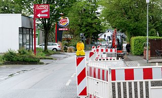 Auf der einen Seite der Südstraße wird die Feuerwehr durch die Kanalarbeiten im Bereich Marktkauf blockiert. Auch in Richtung Boker Straße wird gebaut. - Ralph Meyer Auf der einen Seite der Südstraße wird die Feuerwehr durch die Kanalarbeiten im Bereich Marktkauf blockiert. Auch in Richtung Boker Straße wird gebaut. - Ralph Meyer