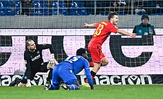 SCP-Matchwinner Robert Leipertz (r.) dreht nach seinem Siegtreffer jubelnd ab. KSC-Keeper Marius Gersbeck und sein Teamkollege Stephan Ambrosius sind geschlagen. - picture alliance SCP-Matchwinner Robert Leipertz (r.) dreht nach seinem Siegtreffer jubelnd ab. KSC-Keeper Marius Gersbeck und sein Teamkollege Stephan Ambrosius sind geschlagen. - picture alliance