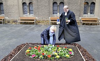 Blühende Osterbotschaft: Presbyterin Angela Wehmeyer und Pfarrer Uwe Petz bepflanzen das Osterbeet im Obernbecker Kirchhof. - Sandra C. Siegemund Blühende Osterbotschaft: Presbyterin Angela Wehmeyer und Pfarrer Uwe Petz bepflanzen das Osterbeet im Obernbecker Kirchhof. - Sandra C. Siegemund