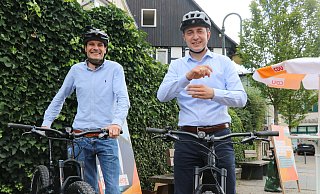 Ab aufs Rad: CDU-Bürgermeister-Kandidat Philip Kleineberg (l.) und Paul Ziemiak, Generalsekretär der Bundes-CDU. - Ekkehard Wind Ab aufs Rad: CDU-Bürgermeister-Kandidat Philip Kleineberg (l.) und Paul Ziemiak, Generalsekretär der Bundes-CDU. - Ekkehard Wind