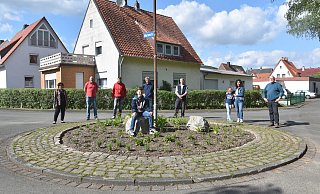 Landesgartenschau-Geschäftsführerin Claudia Koch (v. l.) freut sich über das Engagement der Anwohner Ingo Eberwien, Jan Pollmann, Mika Germer (vorne), Eberhard Hage, Florian Küster, Jette Germer, Annette Germer und Stefanus Remmert. - Jan Pollmann Landesgartenschau-Geschäftsführerin Claudia Koch (v. l.) freut sich über das Engagement der Anwohner Ingo Eberwien, Jan Pollmann, Mika Germer (vorne), Eberhard Hage, Florian Küster, Jette Germer, Annette Germer und Stefanus Remmert. - Jan Pollmann