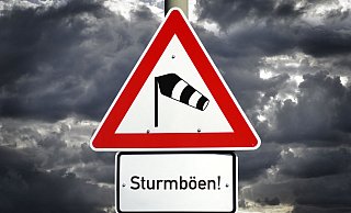 Sturmtief "Eugen" sorgt im Kreis Paderborn für Böen mit bis zu 100 Stundenkilometern Geschwindigkeit. - picture alliance Sturmtief "Eugen" sorgt im Kreis Paderborn für Böen mit bis zu 100 Stundenkilometern Geschwindigkeit. - picture alliance