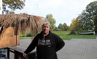 Bootshaus-Gastronom Marc-Oliver Weiß hält die Kritik an seiner Comedy-Veranstaltung am Freitagabend für unberechtigt. - Frank-Michael Kiel-Steinkamp Bootshaus-Gastronom Marc-Oliver Weiß hält die Kritik an seiner Comedy-Veranstaltung am Freitagabend für unberechtigt. - Frank-Michael Kiel-Steinkamp