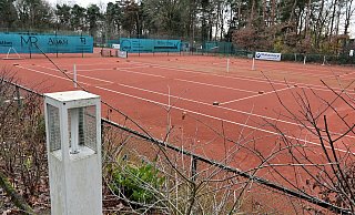 Die Tennisplätze an der Obernheide in Quelle, die an das Campinggelände grenzen, sind in die Jahre gekommen. Eigentlich sollten sie bald renoviert werden. - BARBARA FRANKE Die Tennisplätze an der Obernheide in Quelle, die an das Campinggelände grenzen, sind in die Jahre gekommen. Eigentlich sollten sie bald renoviert werden. - BARBARA FRANKE