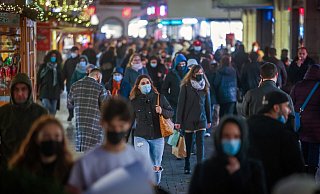 Gegen 18 Uhr hielten sich am meisten Menschen in der Innenstadt auf - und es begann zu nieseln. - Sarah Jonek Gegen 18 Uhr hielten sich am meisten Menschen in der Innenstadt auf - und es begann zu nieseln. - Sarah Jonek