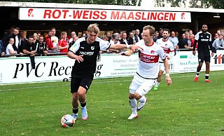 Endstation Maaslingen: Die favorisierten Rödinghauser mit Mattis Rohlfing (l.) verloren beim Westfalenligisten. Magnus Giersdorff und Torschütze Kadir Yildirim (im Hintergrund) hatten im Elfmeterschießen das bessere Ende für sich. - Thomas Kühlmann Endstation Maaslingen: Die favorisierten Rödinghauser mit Mattis Rohlfing (l.) verloren beim Westfalenligisten. Magnus Giersdorff und Torschütze Kadir Yildirim (im Hintergrund) hatten im Elfmeterschießen das bessere Ende für sich. - Thomas Kühlmann