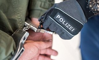 Weil gegen ihn fünf offene Haftbefehle vorlagen, klickten am Dienstag bei dem 34-jährigen Bielefelder die Handschellen. - Symbolbild: Bundespolizei Weil gegen ihn fünf offene Haftbefehle vorlagen, klickten am Dienstag bei dem 34-jährigen Bielefelder die Handschellen. - Symbolbild: Bundespolizei