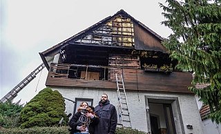 Lea Mengedoth und Louis Flato stehen am Oldentruper Weg in Bielefeld vor der Brandruine, die einmal ihr Zuhause war. - Paul Brinkmann Lea Mengedoth und Louis Flato stehen am Oldentruper Weg in Bielefeld vor der Brandruine, die einmal ihr Zuhause war. - Paul Brinkmann