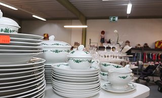 Geschirr, Gläser, Kleidung, Möbel: Schnäppchenjäger mit großem und kleinen Geldbeutel sind in der Recyclingbörse Löhne willkkommen. - Susanne Barth Geschirr, Gläser, Kleidung, Möbel: Schnäppchenjäger mit großem und kleinen Geldbeutel sind in der Recyclingbörse Löhne willkkommen. - Susanne Barth