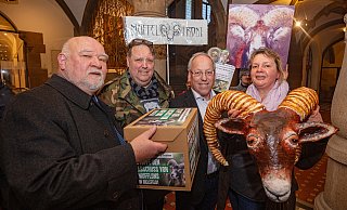 88.501 Unterschriften für den Erhalt der Mufflons übergaben Walther Baumann und Rainer Kötter (v.l.) sowie Sabine Weber (r.) an Oberbürgermeister Pit Clausen (3. v.l.). - Mike-Dennis Müller / www.mdm.photo 88.501 Unterschriften für den Erhalt der Mufflons übergaben Walther Baumann und Rainer Kötter (v.l.) sowie Sabine Weber (r.) an Oberbürgermeister Pit Clausen (3. v.l.). - Mike-Dennis Müller / www.mdm.photo