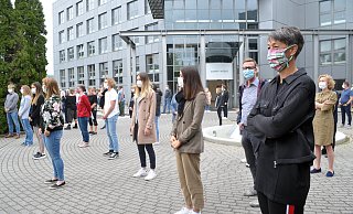 Die Gerry-Weber-Mitarbeiter protestieren bildgewaltig vor der Haller Zentrale, um Banken dazu zu bringen, Schulden zu stunden. - Nicole Donath Die Gerry-Weber-Mitarbeiter protestieren bildgewaltig vor der Haller Zentrale, um Banken dazu zu bringen, Schulden zu stunden. - Nicole Donath