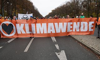 Aktivisten der Klimaschutzgruppe "Letzte Generation" und anderer Gruppierungen blockieren im November 2023 die Straße des 17. Juni. - Paul Zinken/dpa Aktivisten der Klimaschutzgruppe "Letzte Generation" und anderer Gruppierungen blockieren im November 2023 die Straße des 17. Juni. - Paul Zinken/dpa