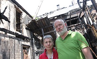 Marlis Jakobi und Rainer Temme stehen vor den Trümmern ihres Hauses. Viel konnten sie nicht retten, nun fangen die ersten Aufräumarbeiten an. - Uwe Müller Marlis Jakobi und Rainer Temme stehen vor den Trümmern ihres Hauses. Viel konnten sie nicht retten, nun fangen die ersten Aufräumarbeiten an. - Uwe Müller