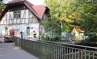 Im Keller des Pumpenhauses wurde die Handgranate entdeckt. Nach dem Fund sperrte die Polizei das Gebäude weiträumig ab. - Polizei Im Keller des Pumpenhauses wurde die Handgranate entdeckt. Nach dem Fund sperrte die Polizei das Gebäude weiträumig ab. - Polizei