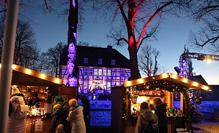 Die Atmosphäre beim Borchener Adventsmarkt mit dem illuminierten Mallinckrodthof im Mittelpunkt ist einmalig. - Uwe Müller Die Atmosphäre beim Borchener Adventsmarkt mit dem illuminierten Mallinckrodthof im Mittelpunkt ist einmalig. - Uwe Müller