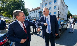Ministerpräsident Armin Laschet (l.) hat sich kurzfristig Zeit genommen, seinen Parteikollegen Ralf Nettelstroth (CDU) im Wahlkampf um das Oberbürgermeisteramt zu unterstützen. - © Andreas Zobe Ministerpräsident Armin Laschet (l.) hat sich kurzfristig Zeit genommen, seinen Parteikollegen Ralf Nettelstroth (CDU) im Wahlkampf um das Oberbürgermeisteramt zu unterstützen. - © Andreas Zobe
