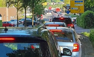 Nichts geht mehr rund um Porta Westfalica: Wegen eines liegen gebliebenen Autos und einem Unfall auf der A2 kommt es zu massiven Verkehrsbehinderungen. Foto: - privat Nichts geht mehr rund um Porta Westfalica: Wegen eines liegen gebliebenen Autos und einem Unfall auf der A2 kommt es zu massiven Verkehrsbehinderungen. Foto: - privat