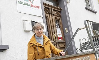Klaudia B. steht beim Friseursalon "Solidarschnitt" vor verschlossener Tür. - Jörg Dieckmann Klaudia B. steht beim Friseursalon "Solidarschnitt" vor verschlossener Tür. - Jörg Dieckmann