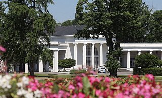 Aufgabe des städtischen Eigenbetriebes Staatsbad ist es, den Kurpark mit seinen historischen Gebäuden und den Quellen zu erhalten und zu pflegen. - Jörg Stuke Aufgabe des städtischen Eigenbetriebes Staatsbad ist es, den Kurpark mit seinen historischen Gebäuden und den Quellen zu erhalten und zu pflegen. - Jörg Stuke