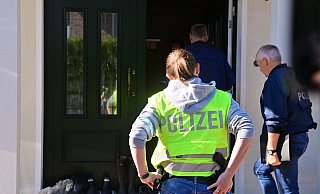 Ermittler aus Belgien, Deutschland und den Niederlanden haben am Mittwoch 16 Wohn- und Geschäftsadressen auf der Suche nach Geldautomatensprengern durchsucht. - Polizeidirektion Osnabrück Ermittler aus Belgien, Deutschland und den Niederlanden haben am Mittwoch 16 Wohn- und Geschäftsadressen auf der Suche nach Geldautomatensprengern durchsucht. - Polizeidirektion Osnabrück