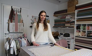 Rebecca Hansmeier in ihrem Atelier an der Salzufler Straße. Die Herforderin fertigt auf Bestellung Babymode und Accessoires. - Susanne Blersch Rebecca Hansmeier in ihrem Atelier an der Salzufler Straße. Die Herforderin fertigt auf Bestellung Babymode und Accessoires. - Susanne Blersch