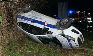 Nach der Kollision mit dem Neuhäuser Löschfahrzeug überschlug sich der Ford Fiesta aus dem Kreis Höxter und blieb auf dem Dach in der Böschung liegen. - Ralph Meyer Nach der Kollision mit dem Neuhäuser Löschfahrzeug überschlug sich der Ford Fiesta aus dem Kreis Höxter und blieb auf dem Dach in der Böschung liegen. - Ralph Meyer
