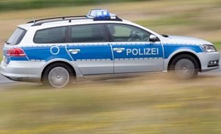 Ein Polizeiwagen mit Blaulicht fährt am 27.07.2015 in Osnabrück (Niedersachsen) über eine Straße. - picture alliance / dpa Ein Polizeiwagen mit Blaulicht fährt am 27.07.2015 in Osnabrück (Niedersachsen) über eine Straße. - picture alliance / dpa