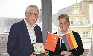 Heinz Paus und Beate Pfänder feiern das zehnjährige Bestehen des Konfuzius-Instituts. - Felix Schwien Heinz Paus und Beate Pfänder feiern das zehnjährige Bestehen des Konfuzius-Instituts. - Felix Schwien