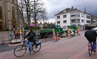 An der Berliner Straße vor der Martin-Luther-Kirche wurde das Pflaster ausgebessert. - Rainer Holzkamp An der Berliner Straße vor der Martin-Luther-Kirche wurde das Pflaster ausgebessert. - Rainer Holzkamp