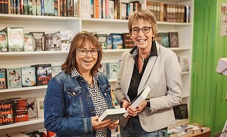 Andrea Duurland (l.) und Susanne Weide von Bücher Brandt setzen auf den aus dem Frühjahr bewährten Abholservie und den Online-Shop. - Claudia Warneke Andrea Duurland (l.) und Susanne Weide von Bücher Brandt setzen auf den aus dem Frühjahr bewährten Abholservie und den Online-Shop. - Claudia Warneke