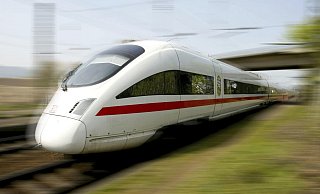 Mit einer Höchstgeschwindigkeit von 300 Stundenkilometern sollen ICE-Züge der Bahn künftig womöglich auf einer neuen Strecke durch OWL fahren. Im Bundesverkehrsministerium gibt es offenbar Überlegungen, eine solche Strecke parallel zur A 2 - und damit auch durch Bad Oeynhausen - zu führen. - Verwendung weltweit ! Keine Weitergabe an Wiederverkäufer. Mit einer Höchstgeschwindigkeit von 300 Stundenkilometern sollen ICE-Züge der Bahn künftig womöglich auf einer neuen Strecke durch OWL fahren. Im Bundesverkehrsministerium gibt es offenbar Überlegungen, eine solche Strecke parallel zur A 2 - und damit auch durch Bad Oeynhausen - zu führen. - Verwendung weltweit ! Keine Weitergabe an Wiederverkäufer.